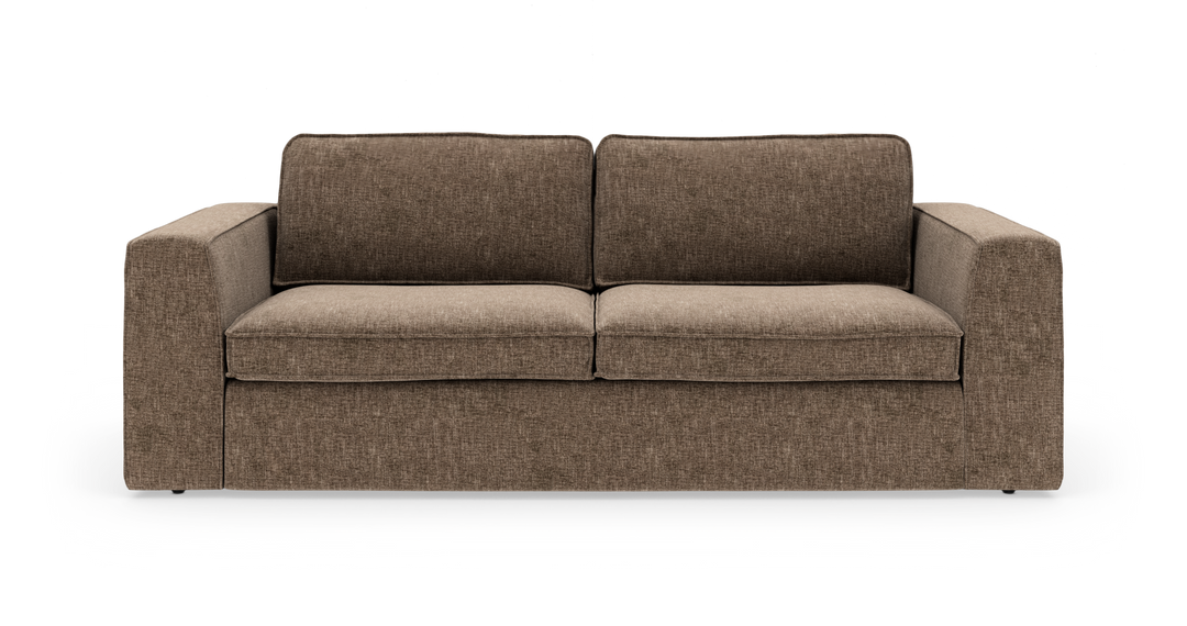Brun 2-personers sofa med brede armlæn, frontvisning på hvid baggrund.