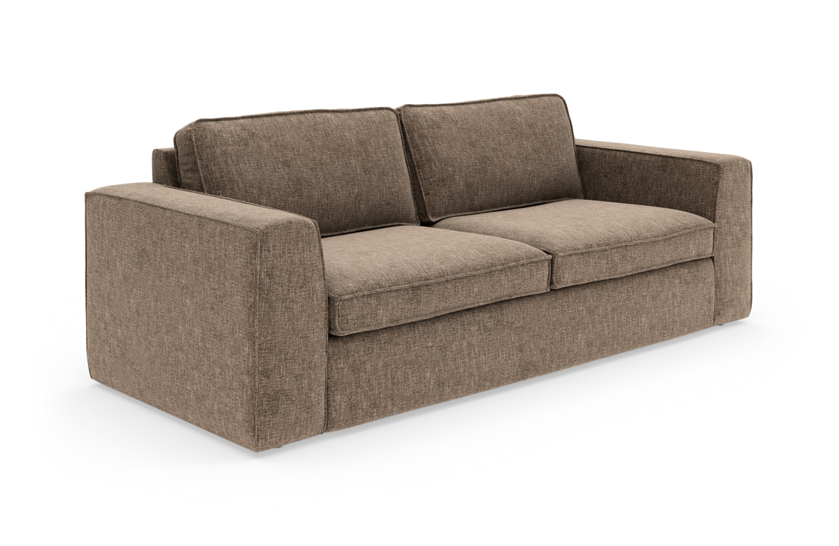 Brun/beige stofsofa med brede armlæn, to sædehynder og to ryghynder, frilagt på hvid baggrund.