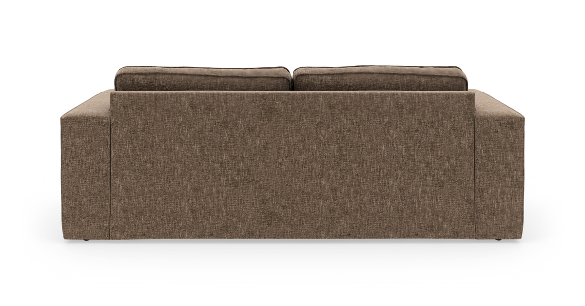 Brun stofsofa set bagfra på hvid baggrund.
