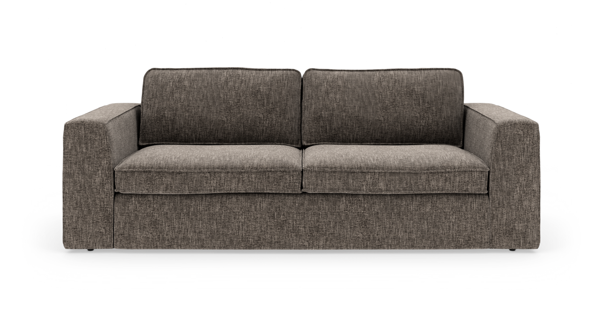 Grå/brun 3-personers sofa med brede armlæn og løse sæde- og ryghynder, frilagt på hvid baggrund.