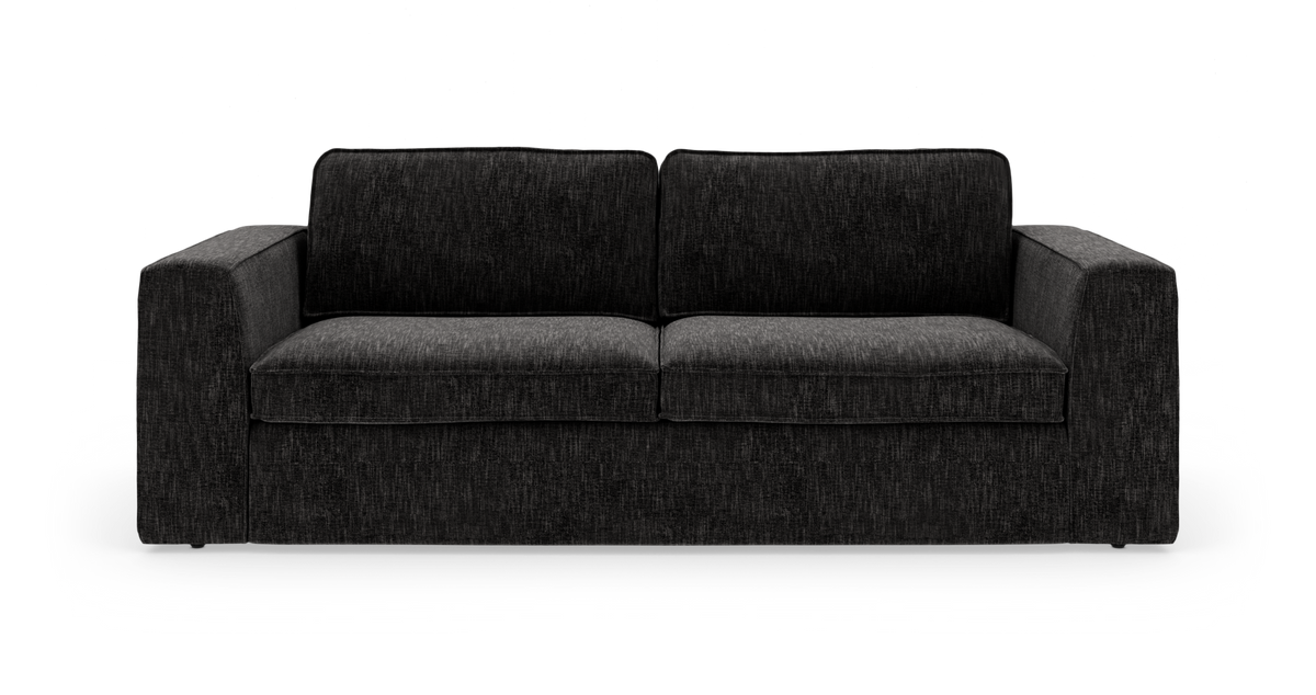 Mørkegrå 3-personers stofsofa med brede armlæn og to sæde- og ryghynder, fritlagt på hvid baggrund.