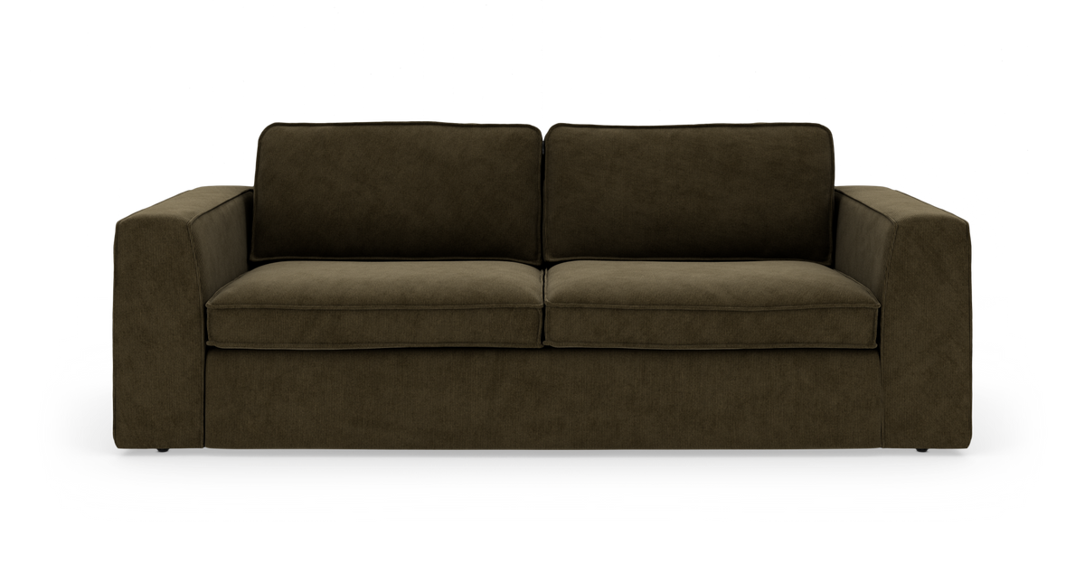 Mørk olivengrøn 3-personers sofa med brede armlæn og to ryghynder, frilagt på hvid baggrund.