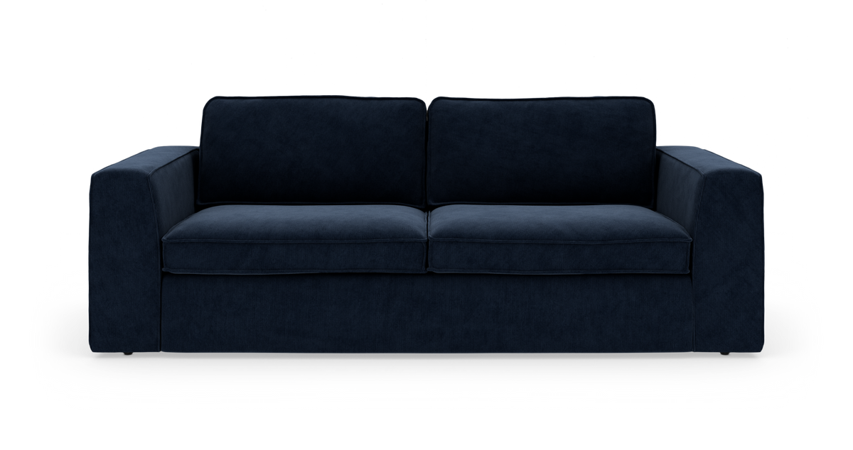 Mørkeblå 3-personers sofa med brede armlæn, frilagt på hvid baggrund.