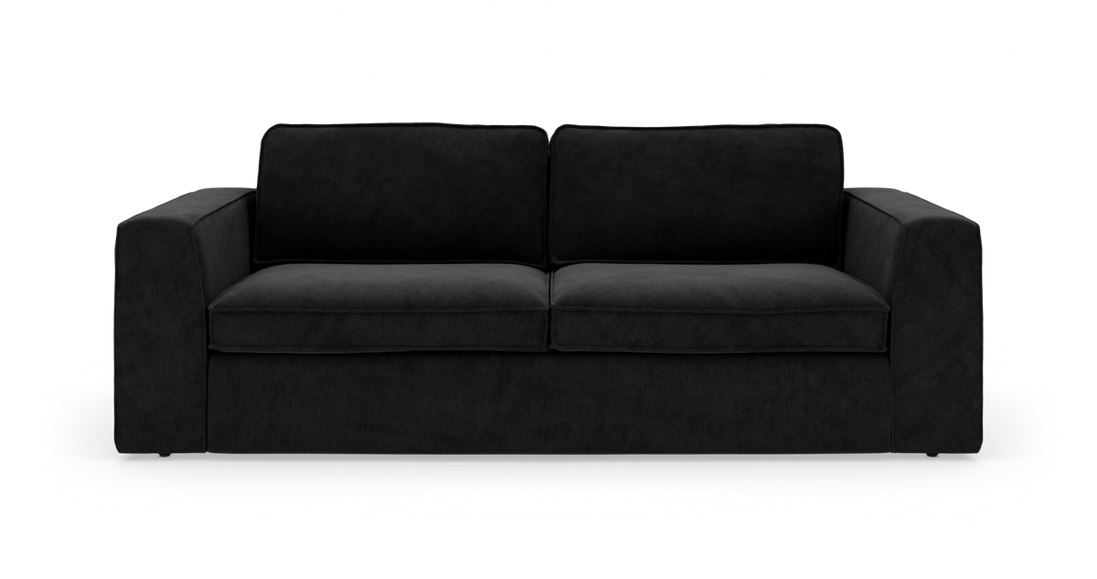Sort sofa med brede armlæn og to sæde- og ryghynder, frilagt på hvid baggrund.