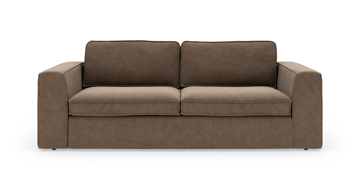 Brun 3-personers sofa i moderne, boxet design set forfra på hvid baggrund.