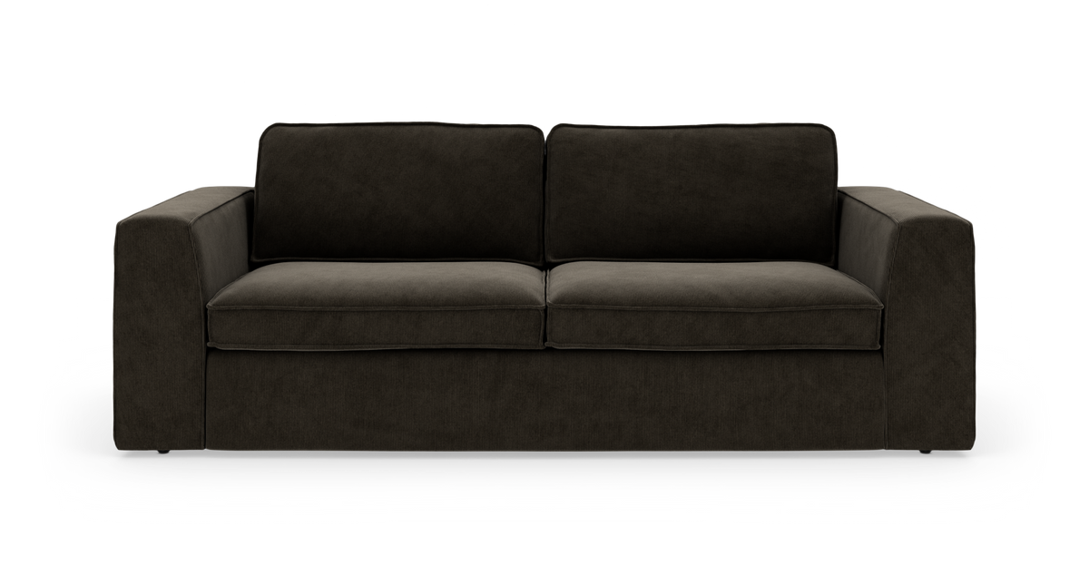 Mørkebrun 3-personers sofa med brede armlæn og to ryghynder, frilagt på hvid baggrund.
