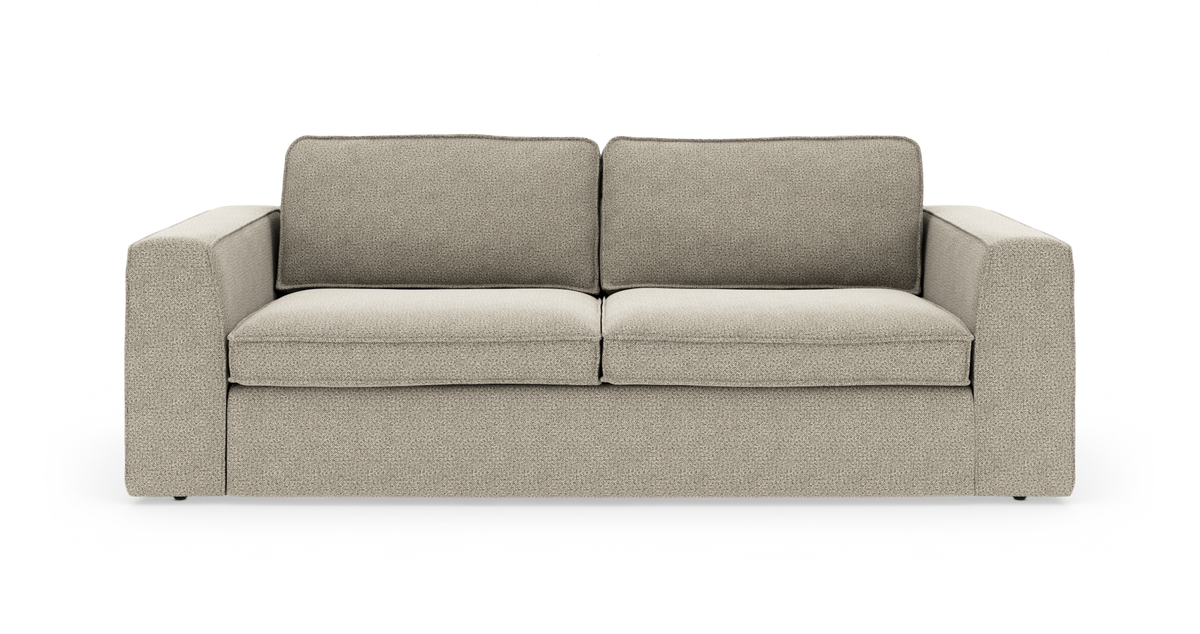 Beige 3-personers sofa med firkantede armlæn og to ryg- og to sædehynder, frilagt på hvid baggrund.