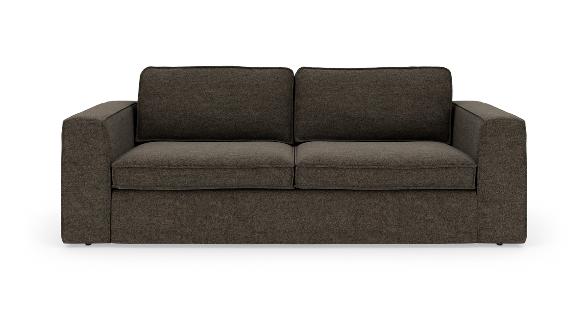Mørkebrun 3-personers sofa med brede armlæn og to ryghynder, frilagt på hvid baggrund.
