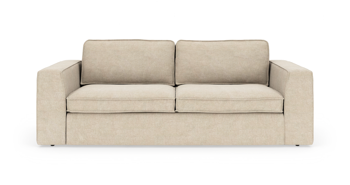 Beige 3-personers sofa med brede armlæn, frontvisning på hvid baggrund.