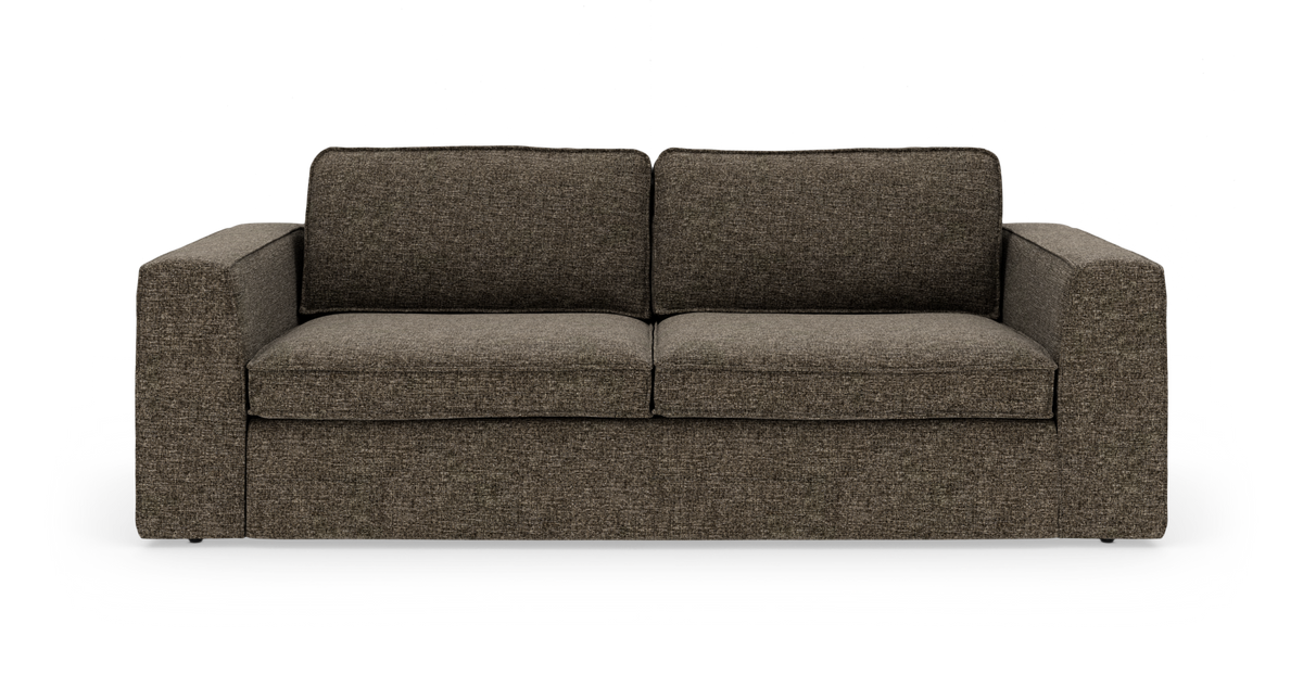 Brun 2-personers sofa med brede armlæn, frontvisning på hvid baggrund.