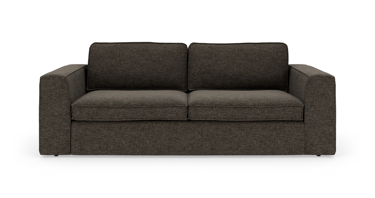 Mørkegrå stofsofa med to sædehynder, brede rette armlæn og løse ryghynder, set forfra på hvid baggrund.