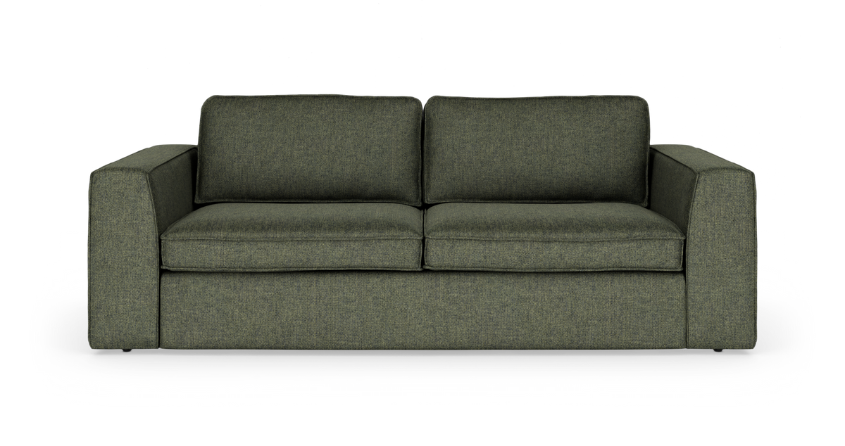 Grøn 3-personers sofa med brede armlæn, frilagt på hvid baggrund.