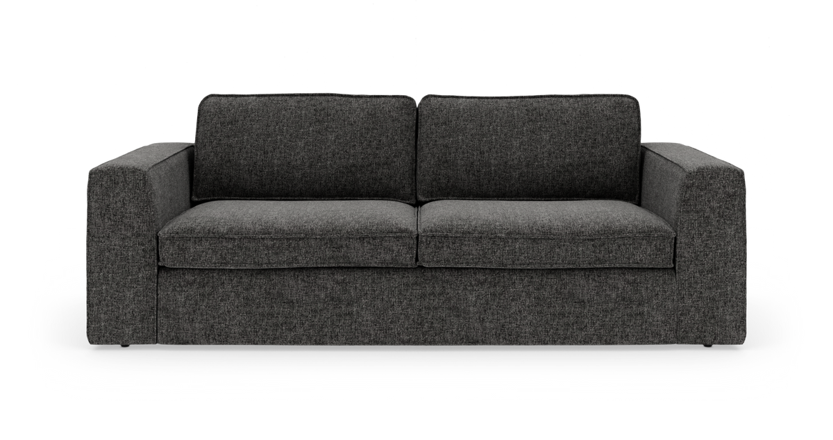 Mørkegrå 3‑personers sofa med brede armlæn, set forfra på hvid baggrund.