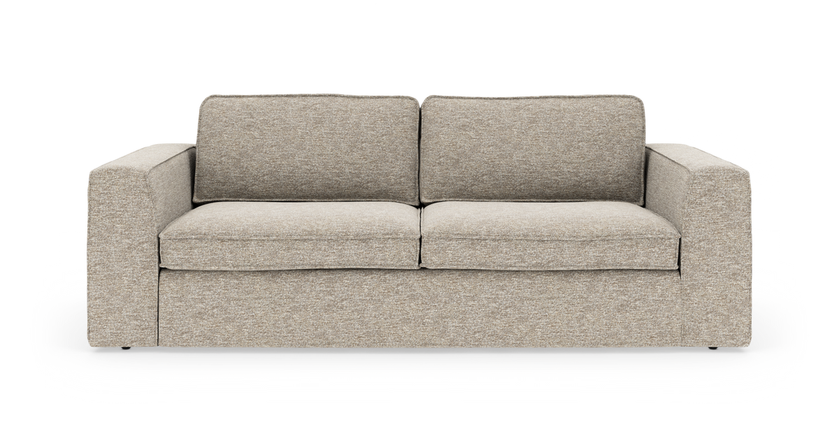 Beige 2-personers sofa med brede armlæn og løse ryghynder, frontvisning mod hvid baggrund.