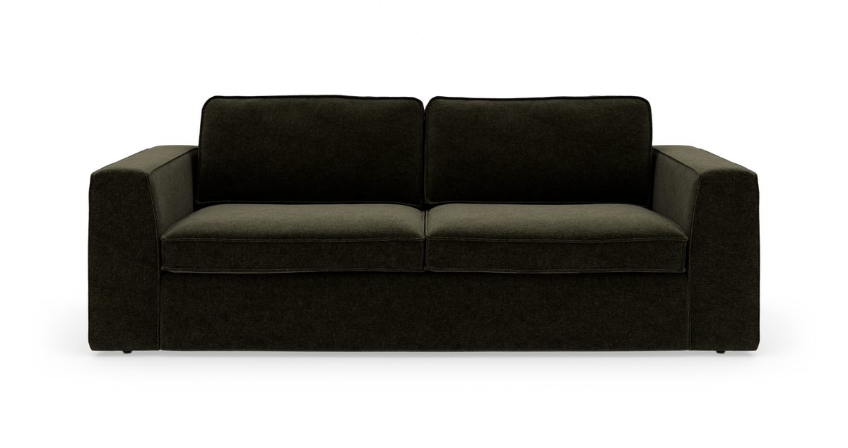 Mørkegrøn 3-personers sofa med brede armlæn, fritlagt frontvisning.