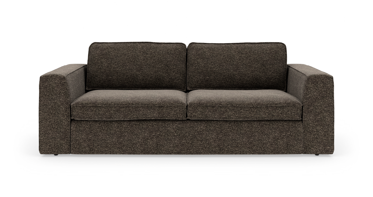 Mørkebrun sofa med to sædehynder og brede armlæn, frilagt på hvid baggrund.