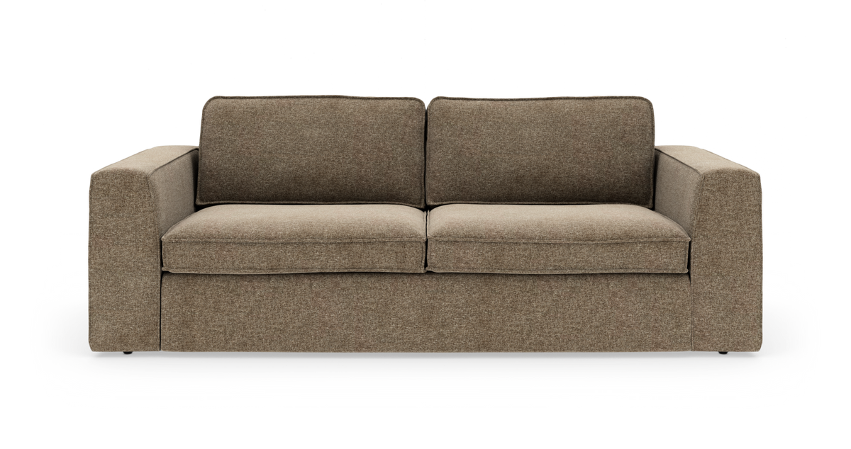 Moderne brun stofsofa med to sæde- og ryghynder og brede armlæn, frilagt på hvid baggrund.