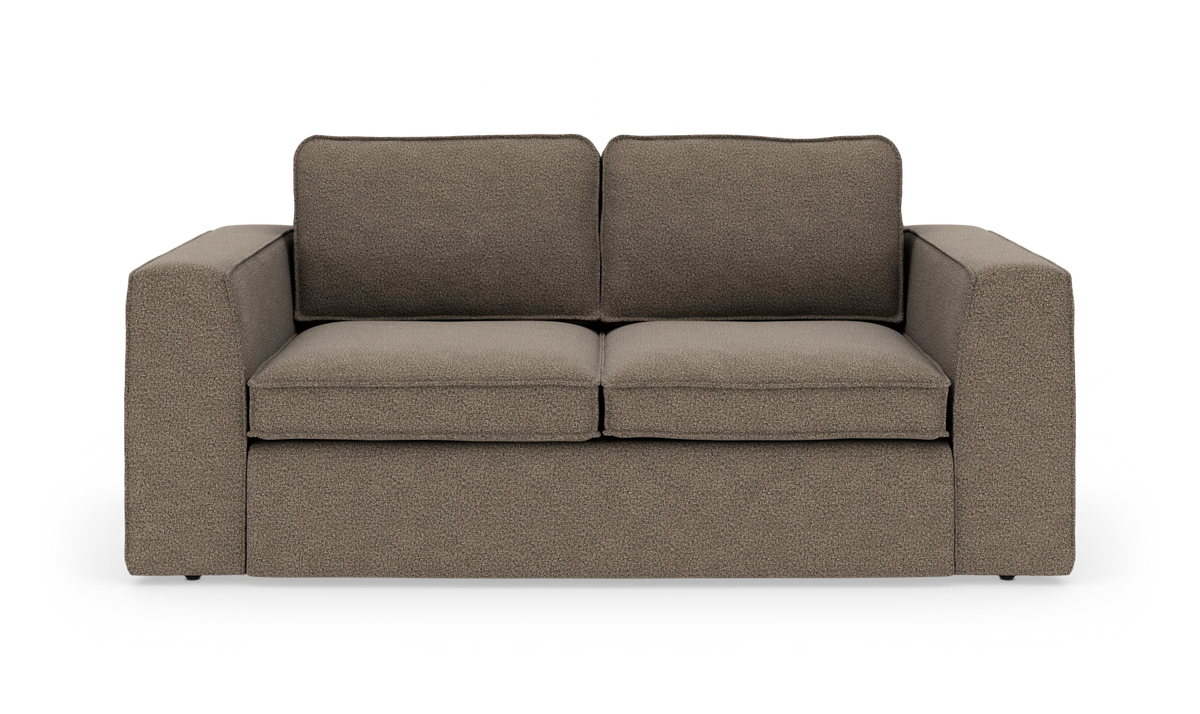 Tosæders sofa i taupe stof med brede, lige armlæn og to sæde- og ryghynder, frilagt på hvid baggrund.