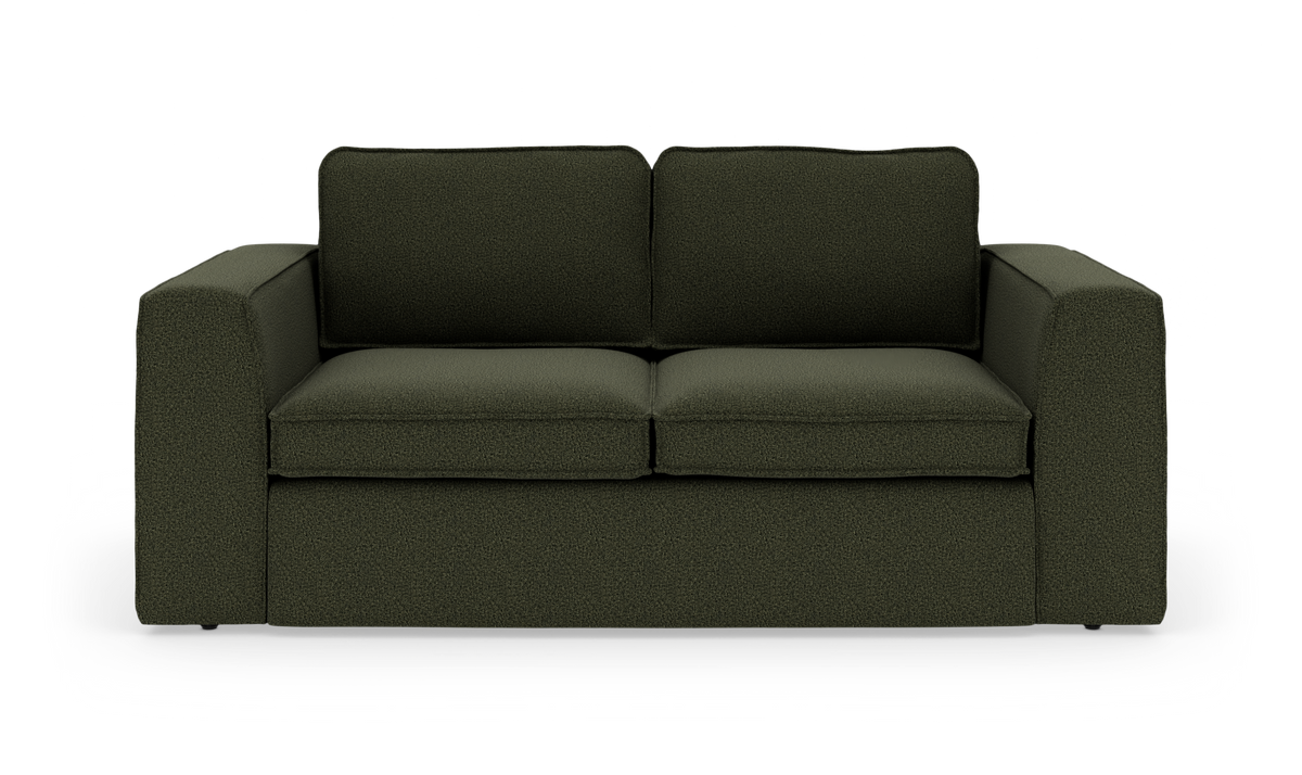 Mørkegrøn 2-personers sofa med brede, lige armlæn på hvid frilagt baggrund.