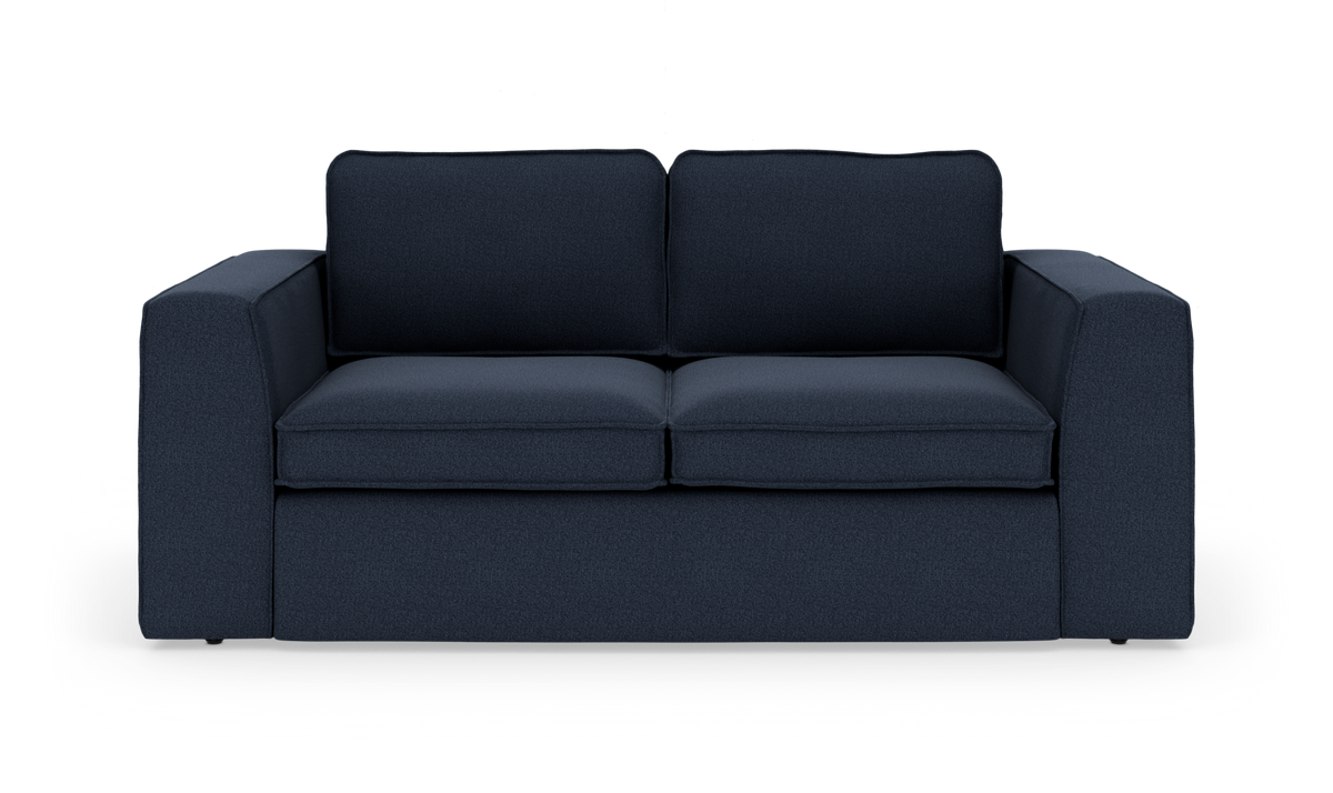 Mørkeblå 2-pers. stofsofa, frontview med lige armlæn og løse ryg- og sædehynder.