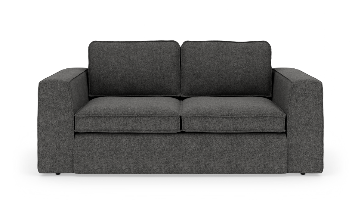 Mørkegrå 2-personers sofa med lige armlæn og to sæde- og ryghynder, frilagt på hvid baggrund.