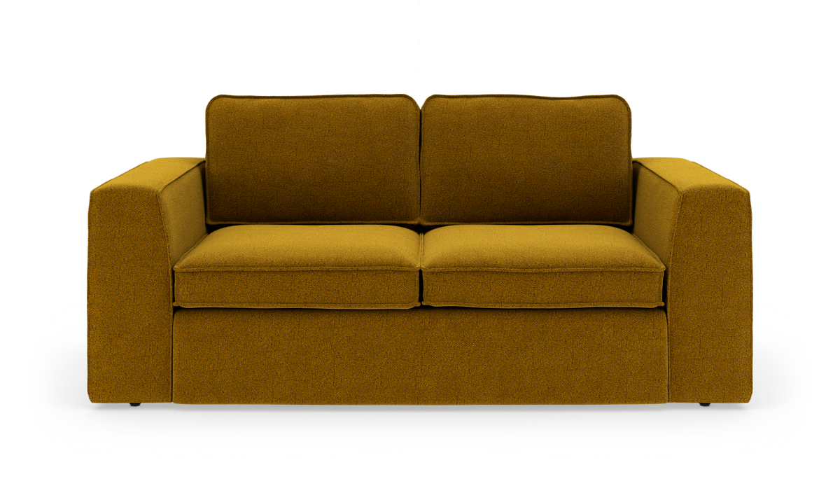Sennepsgul 2-personers sofa med brede armlæn, frontvisning på hvid baggrund.