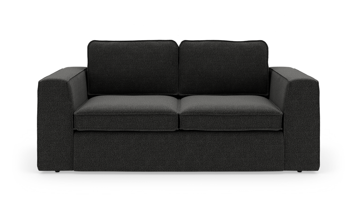 Mørkegrå 2-personers sofa med brede armlæn, frontvisning.