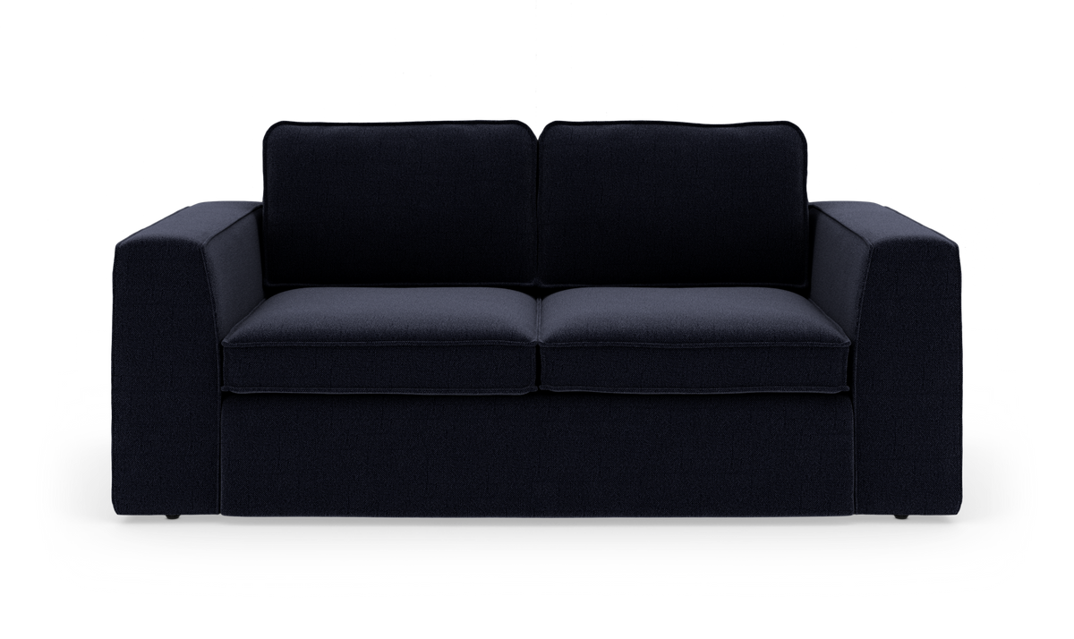 Mørkeblå 2-personers sofa med brede armlæn, fritstående på hvid studiebaggrund.