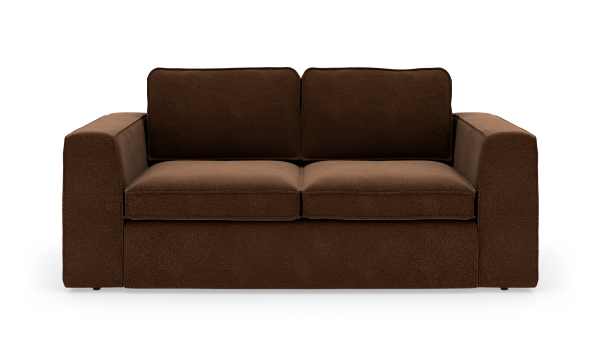 Brun to-personers sofa med lige armlæn, fritlagt på hvid baggrund.