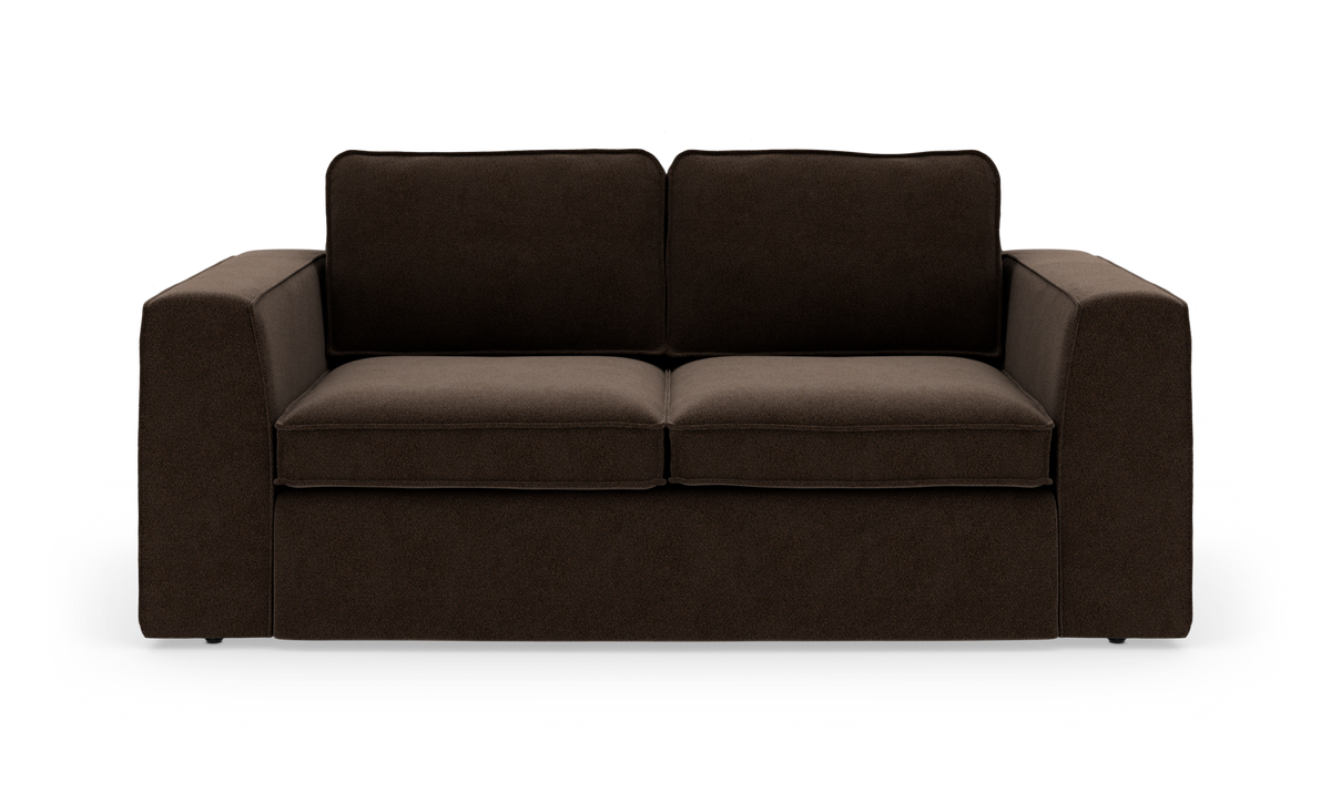 Mørkebrun 2-personers sofa med brede armlæn og løse ryg- og sædehynder, frilagt på hvid baggrund.
