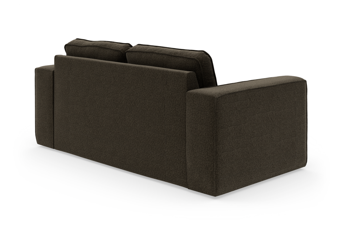 Mørkebrun stofsofa set skråt bagfra på hvid baggrund.