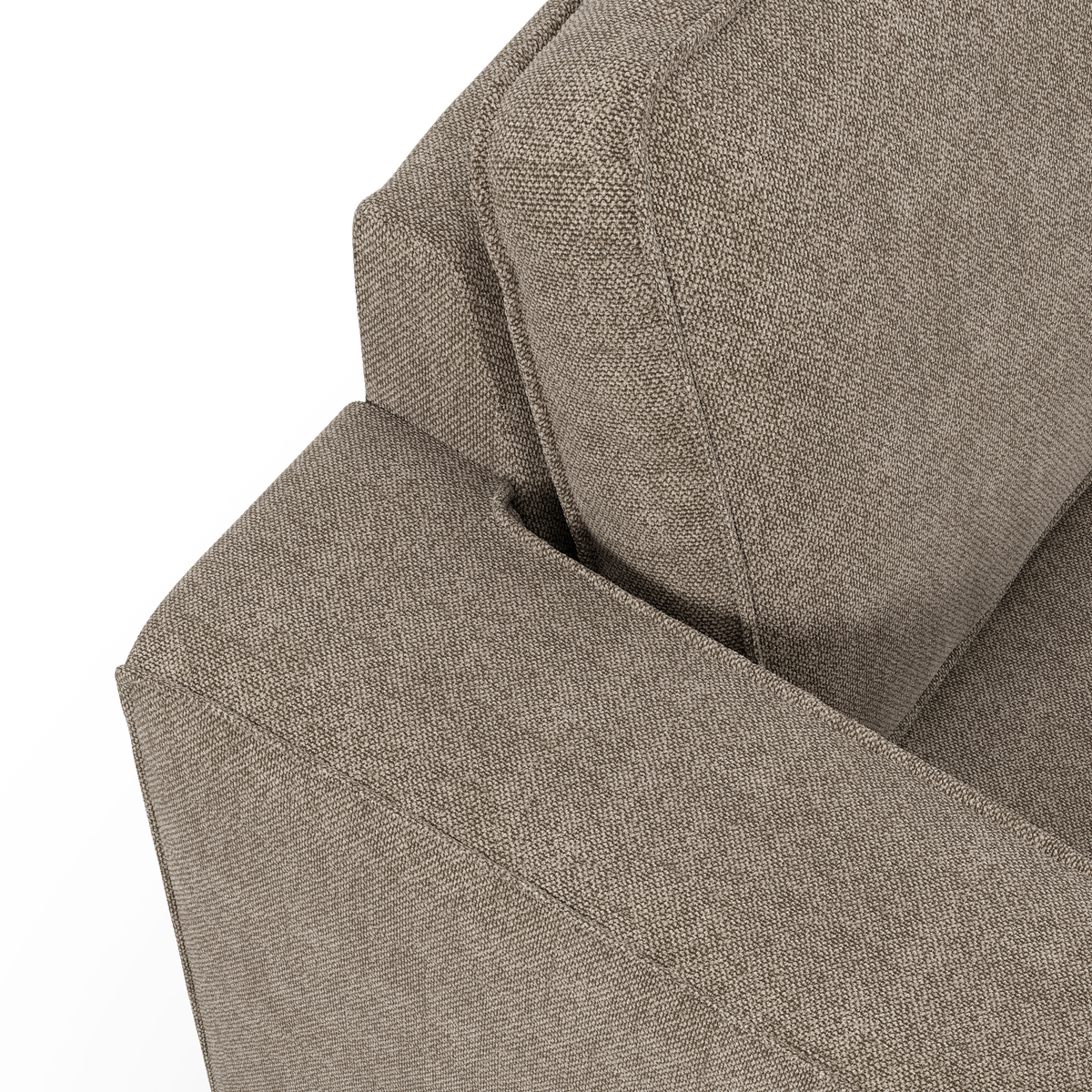 Nærbillede af et beigegråt sofa-armlæn og en ryghynde i tekstil på hvid baggrund.
