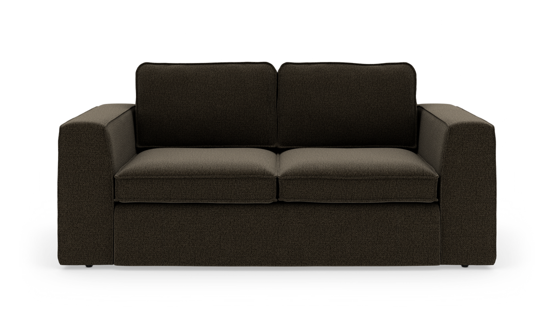 Mørkebrun sofa med to sædehynder og brede, lige armlæn, fritlagt på hvid baggrund.