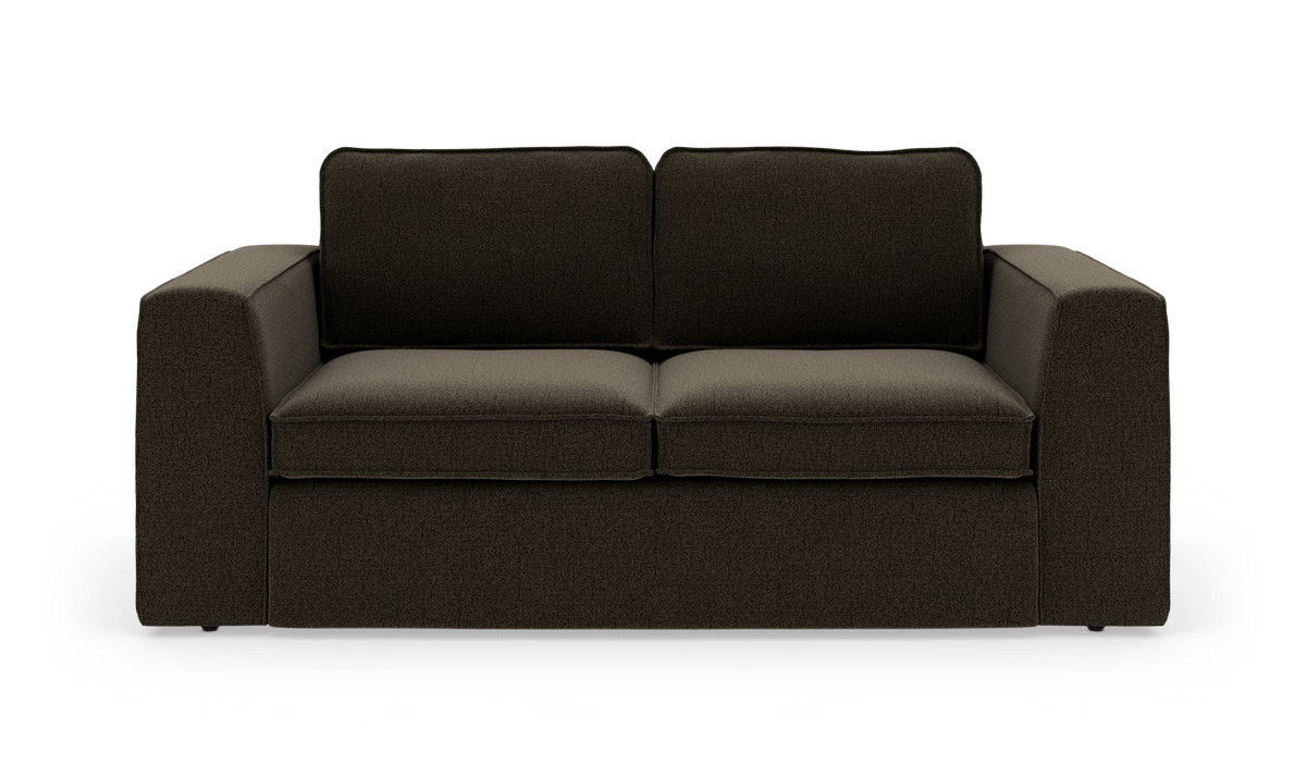 Mørkebrun sofa med to sædehynder og brede, lige armlæn, fritlagt på hvid baggrund.