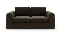 Mørkebrun sofa med to sædehynder og brede, lige armlæn, fritlagt på hvid baggrund.