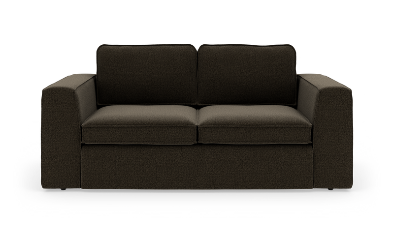 Mørkebrun sofa med to sædehynder og brede, lige armlæn, fritlagt på hvid baggrund._ps