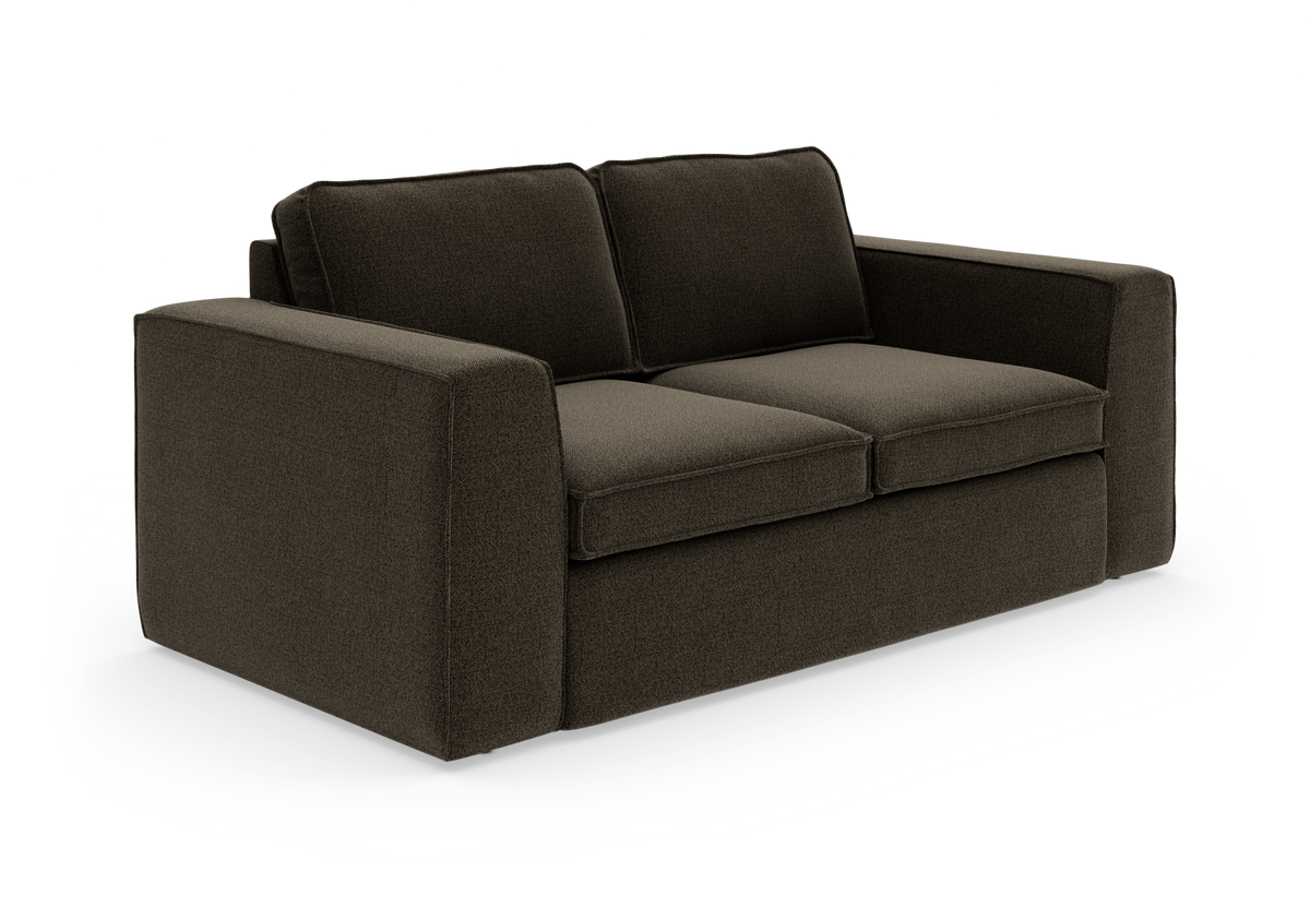 Mørkebrun 2-personers sofa med brede armlæn og løse ryg- og sædehynder, produktfoto på hvid baggrund.
