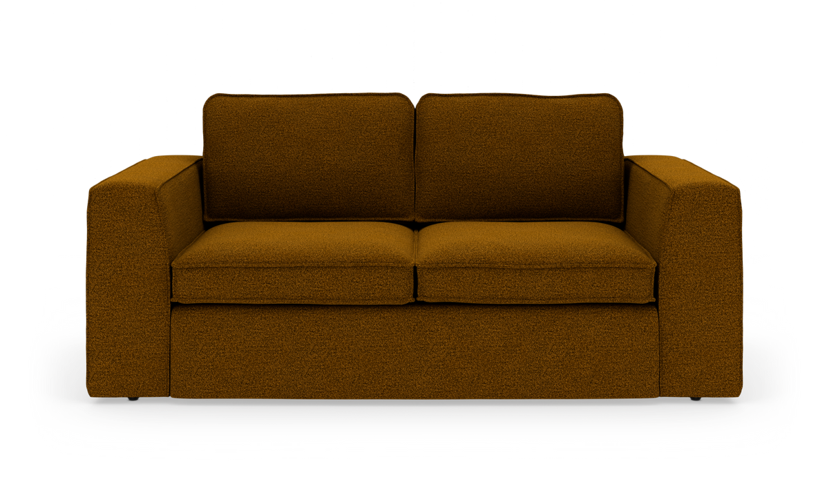 Brun 2-personers sofa med brede firkantede armlæn, frontvisning, frilagt på hvid baggrund.