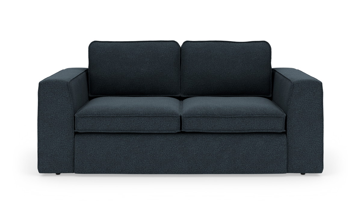 Mørkeblå 2-personers sofa med lige armlæn på hvid baggrund.