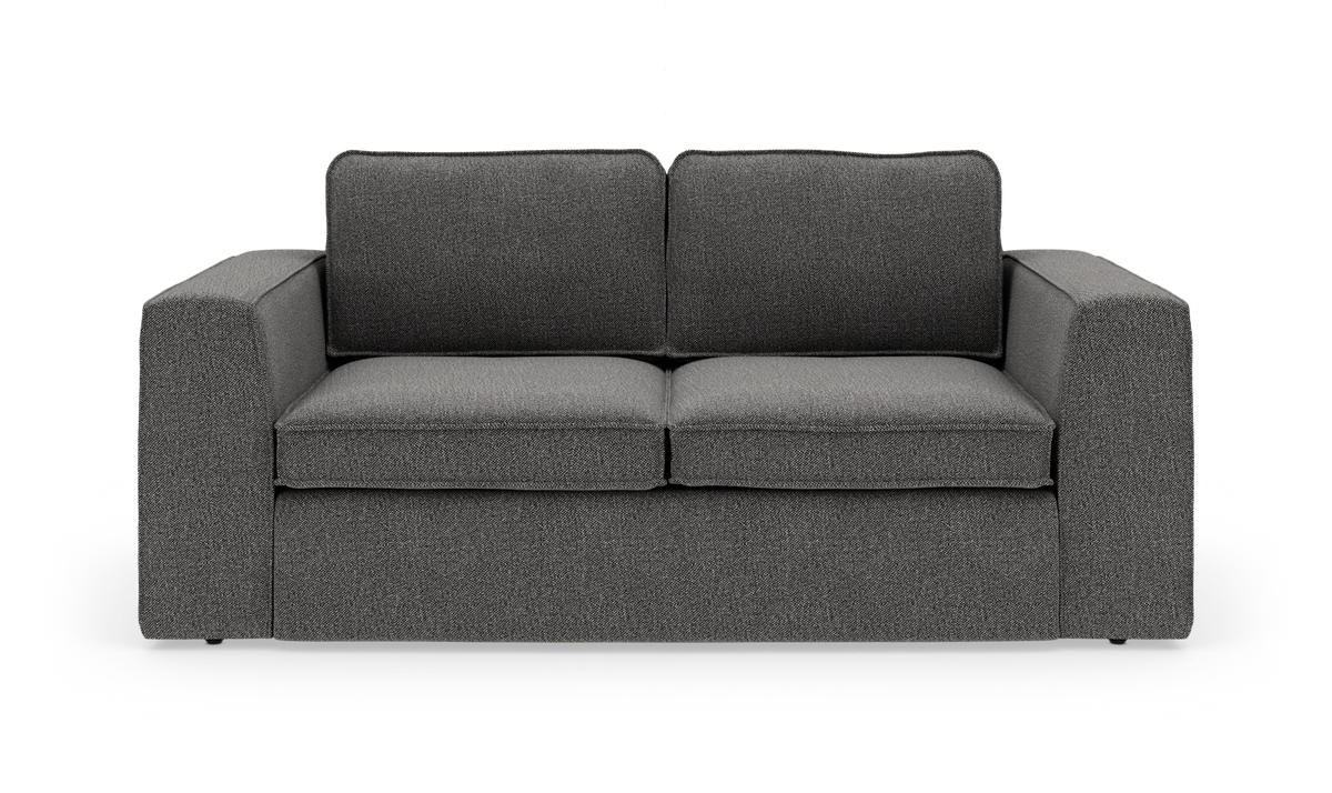 Mørkegrå 2-personers sofa med brede, rette armlæn, frilagt på hvid baggrund.