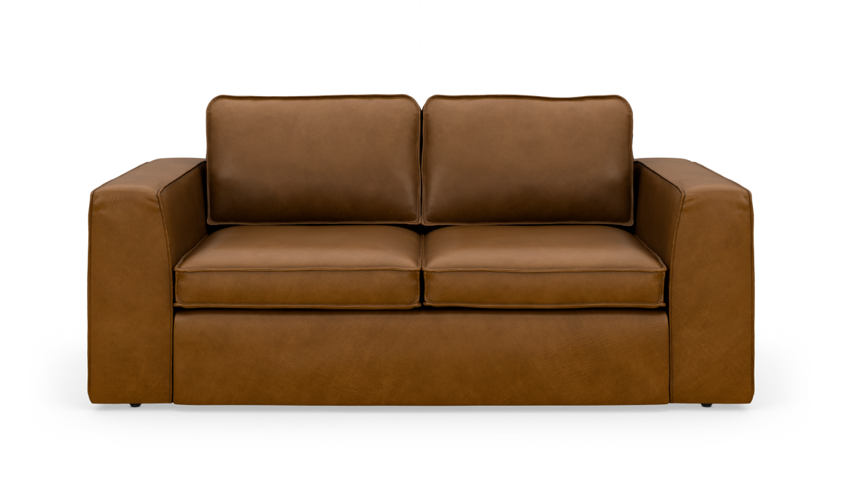 Brun lædersofa med to sædehynder og brede armlæn, set forfra.