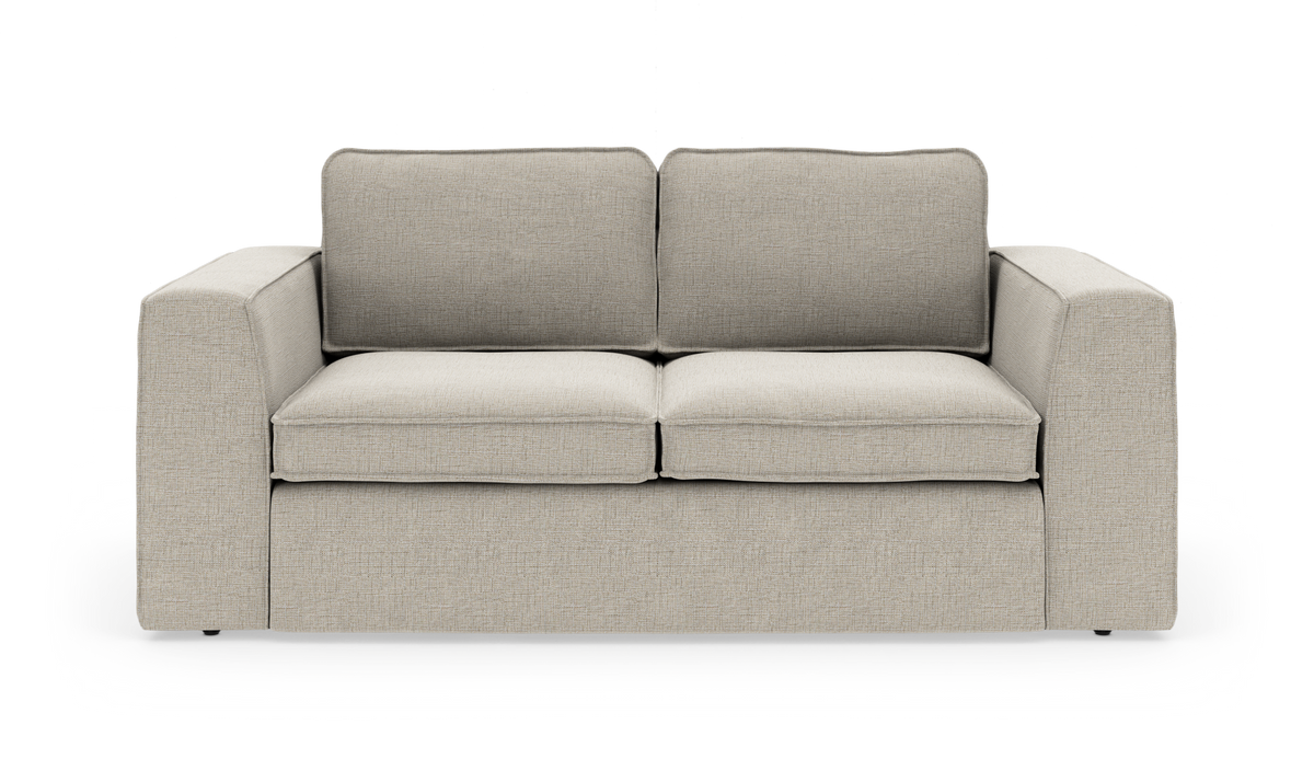 Beige 2-pers. sofa med brede, lige armlæn og løse sidde- og ryghynder, frontvisning mod hvid baggrund.