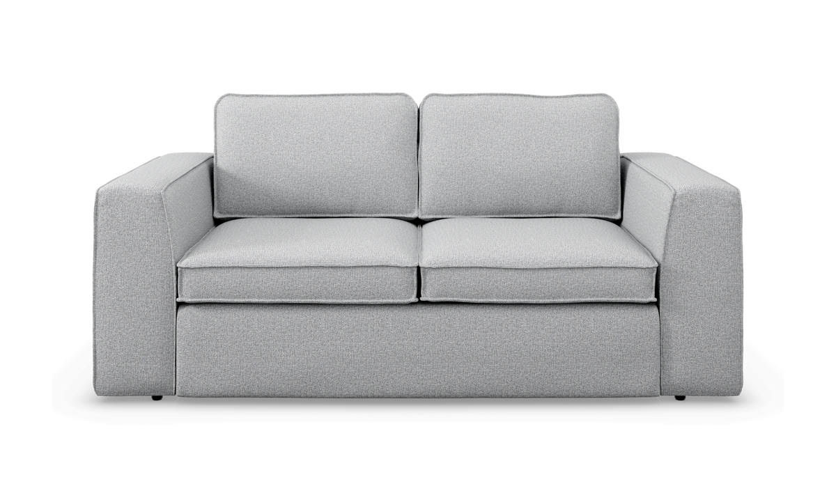 Lys grå 2-personers sofa set forfra mod hvid baggrund.