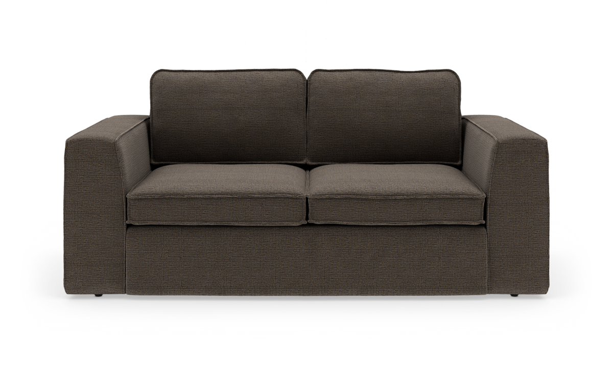 Mørkebrun 2-personers sofa med brede, boxede armlæn og rene linjer, frilagt på hvid baggrund.