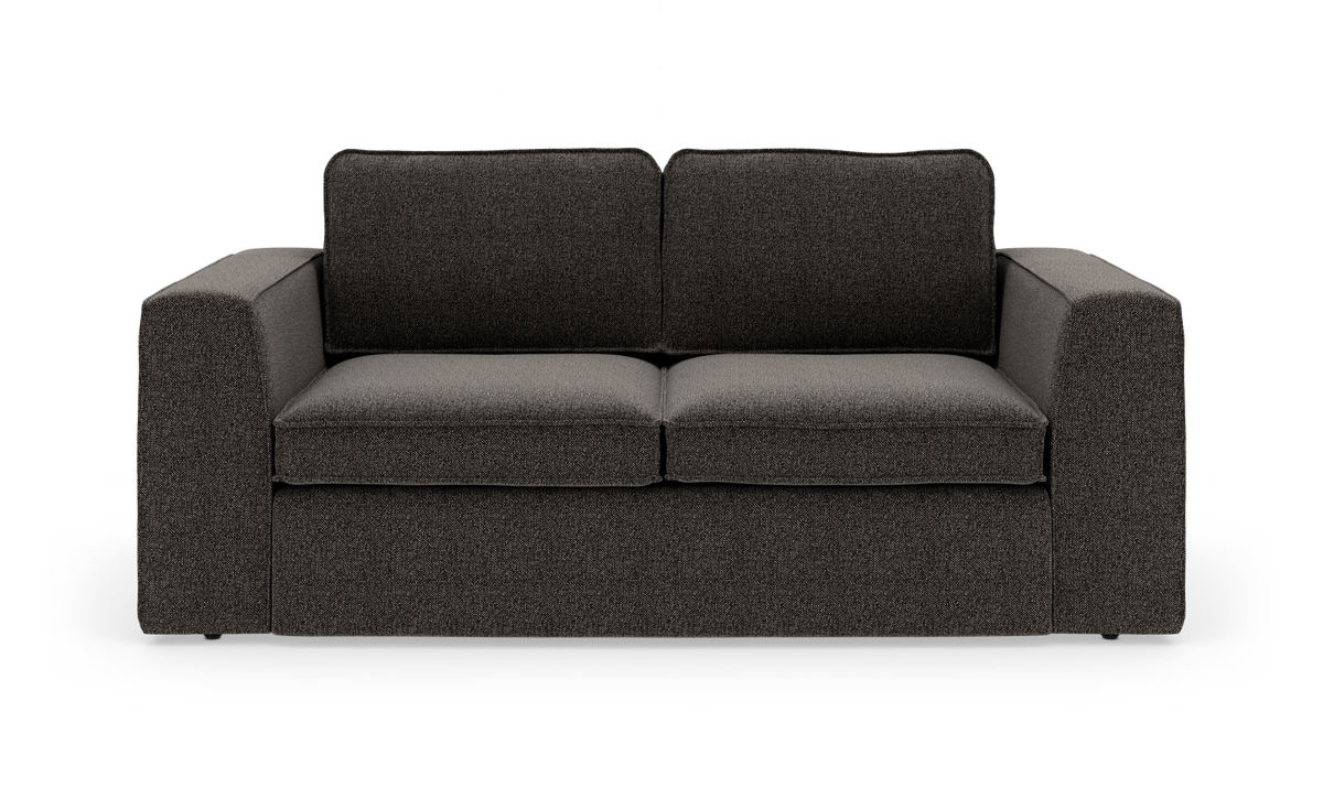 Mørkegrå 2-personers sofa med brede armlæn, frontvisning, fritlagt på hvid baggrund.