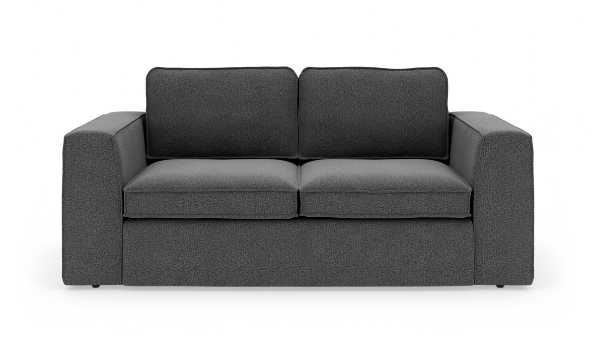Mørkegrå 2-personers sofa med lige armlæn og løse ryg- og sædehynder, set forfra.