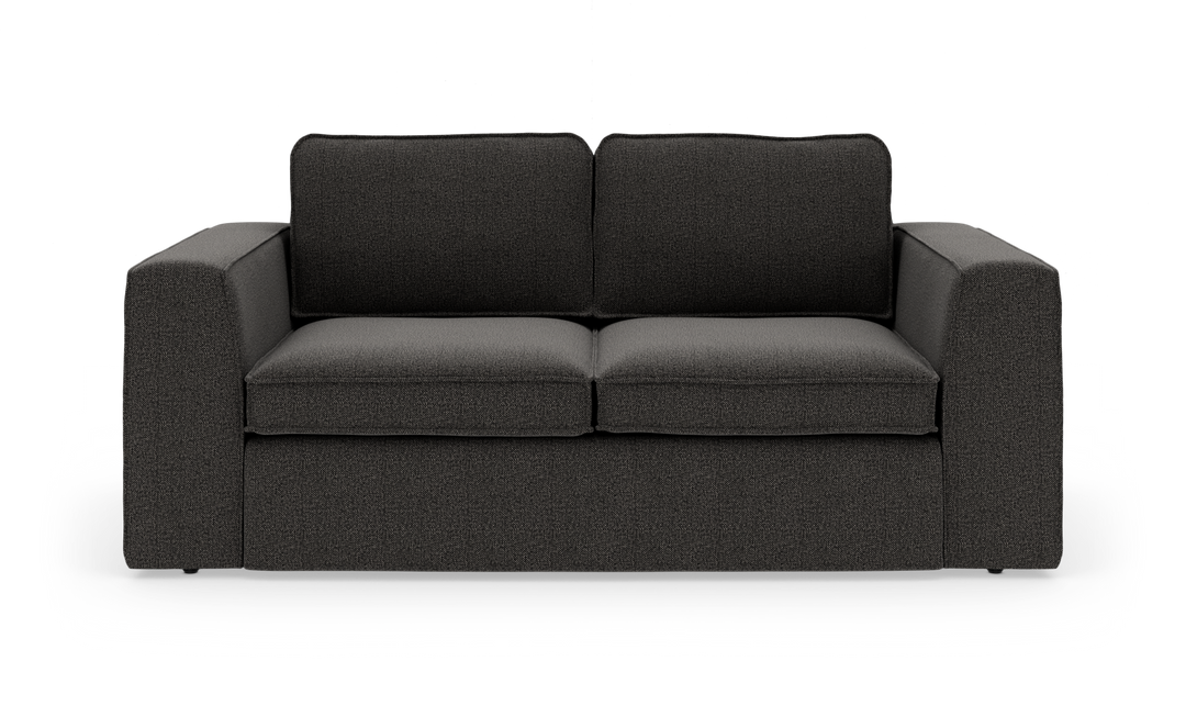 Mørkegrå 2-personers sofa med brede armlæn, frontvisning på hvid baggrund.
