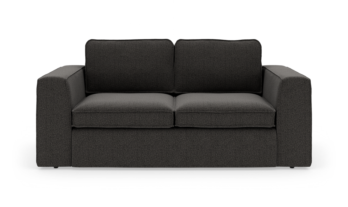 Mørkegrå 2-personers sofa med brede armlæn, frontvisning på hvid baggrund.
