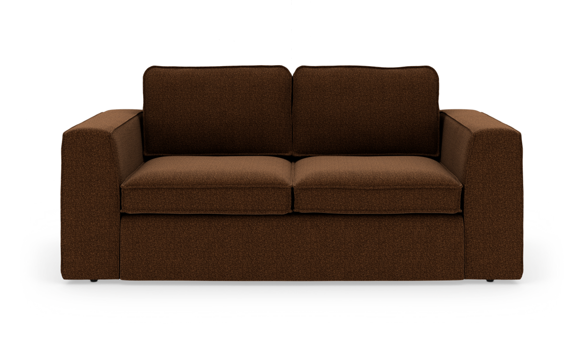 Brun 2-personers sofa med brede armlæn og to ryghynder, frontvisning på hvid baggrund.