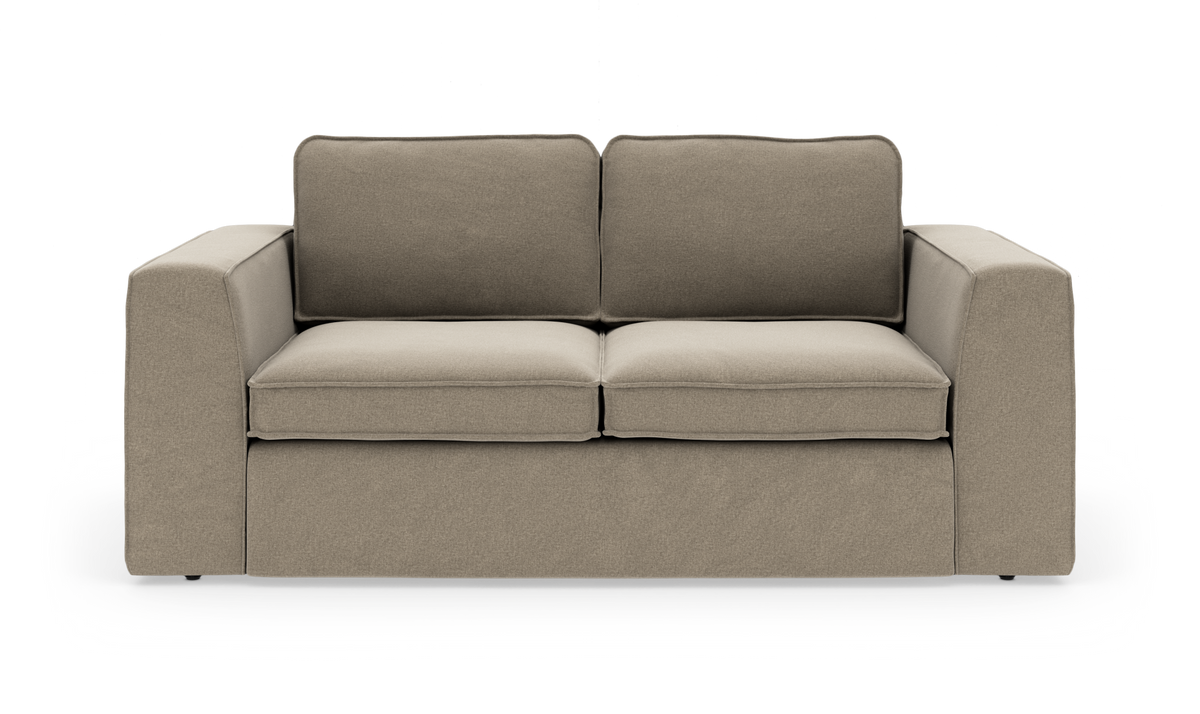 Beige 2-personers sofa med brede armlæn og løse sæde- og ryghynder, frilagt på hvid baggrund.